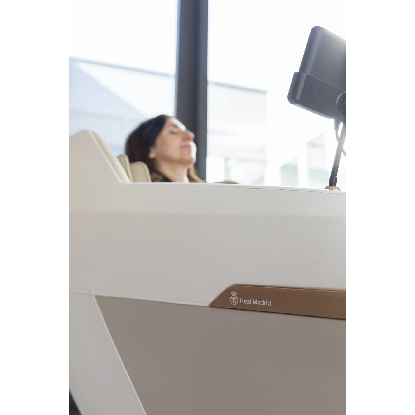 COMPACT Official Real Madrid 2D Massage Armchair : Pressotherapy | Shiatsu