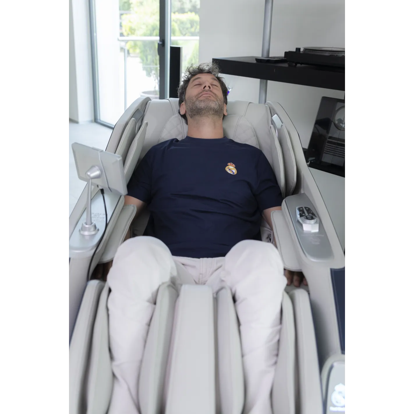 ADVANCE Official Real Madrid 3D Massage Chair | 0 Gravity | Pressotherapy